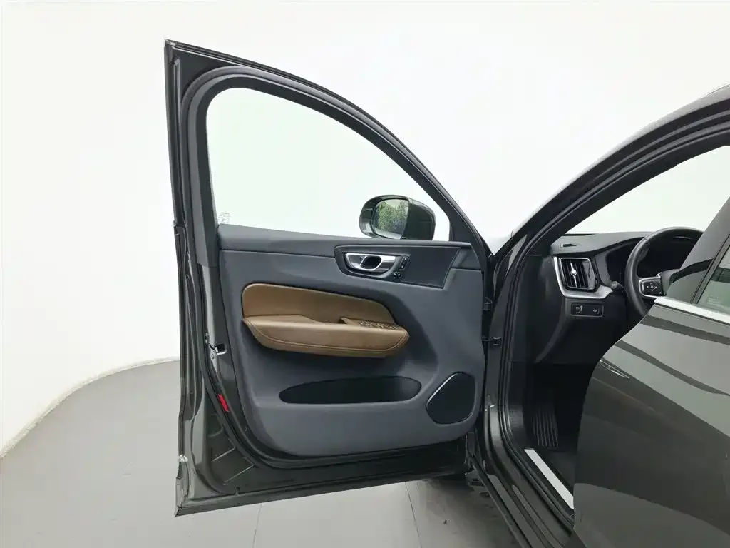 Volvo XC60 — фото 6