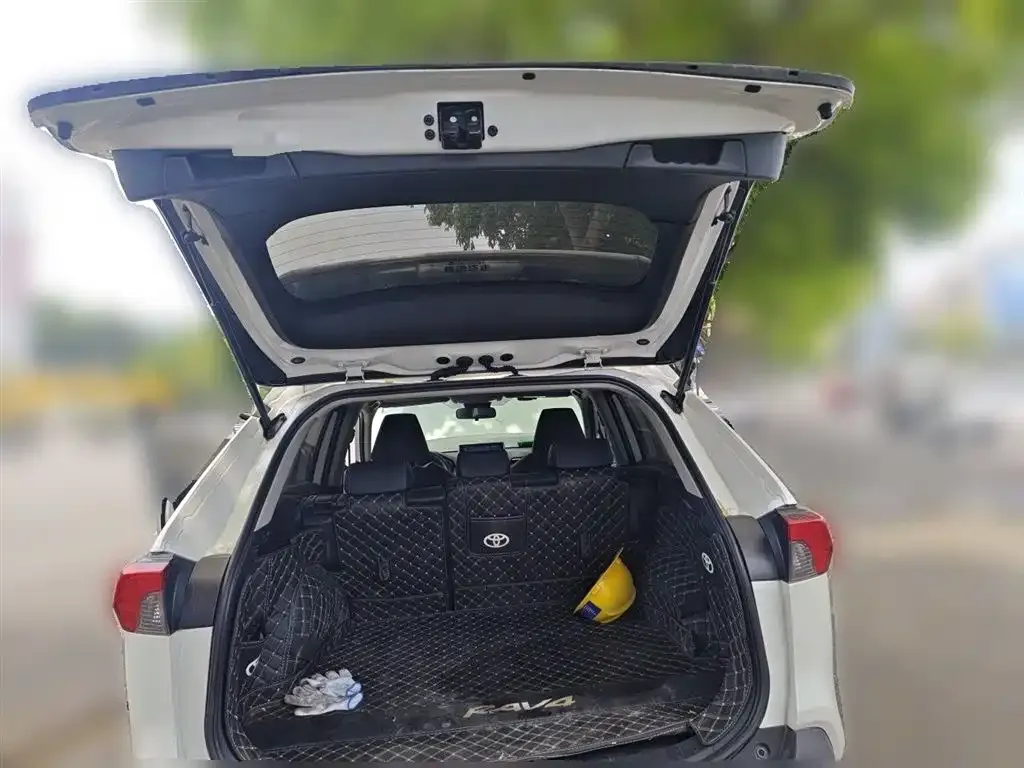 Toyota RAV4 — фото 7