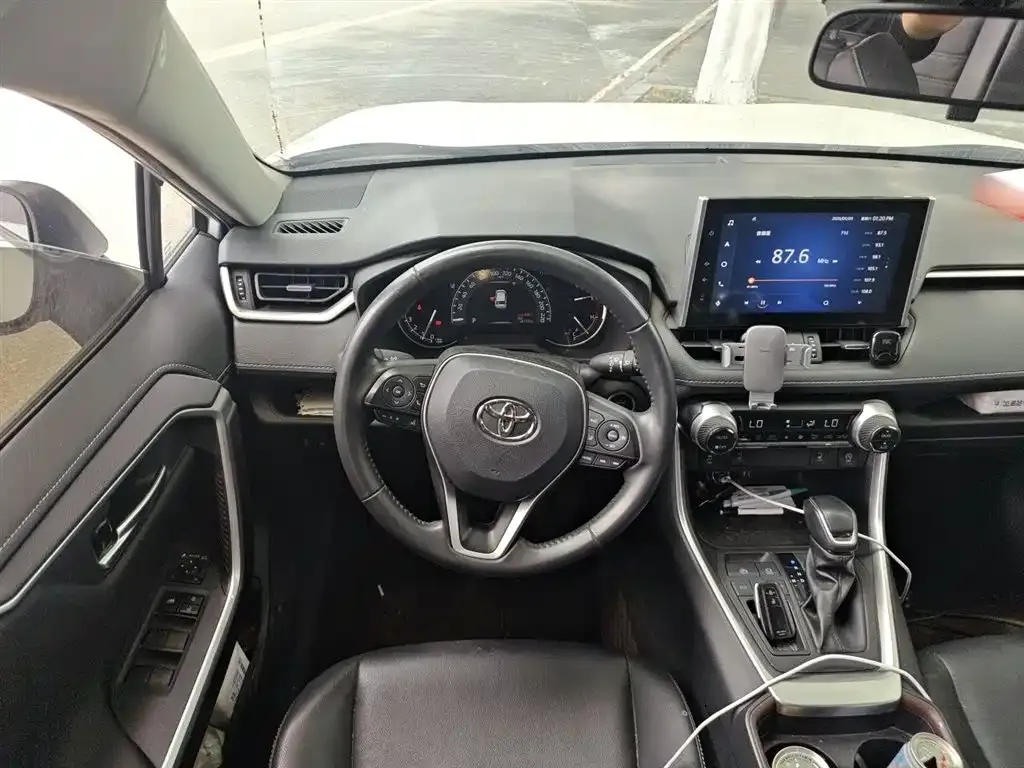 Toyota RAV4 — фото 10