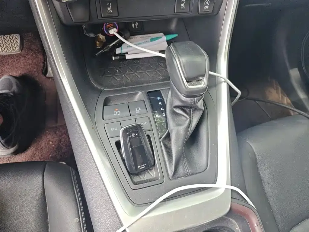 Toyota RAV4 — фото 8
