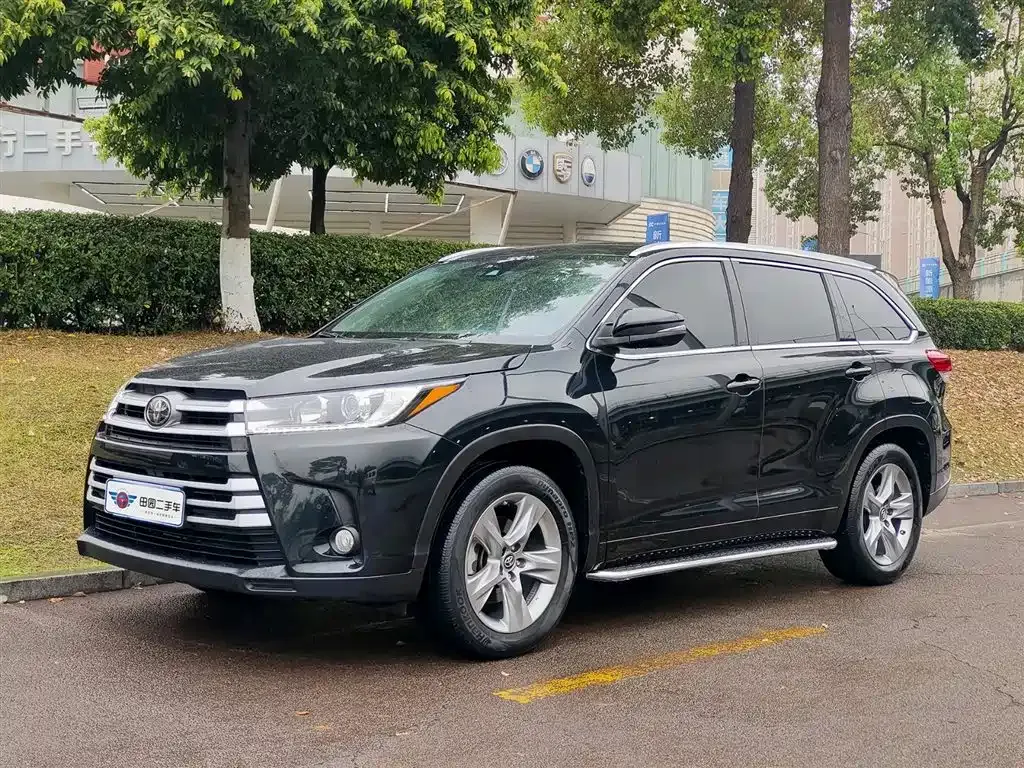 Toyota Highlander — фото 1