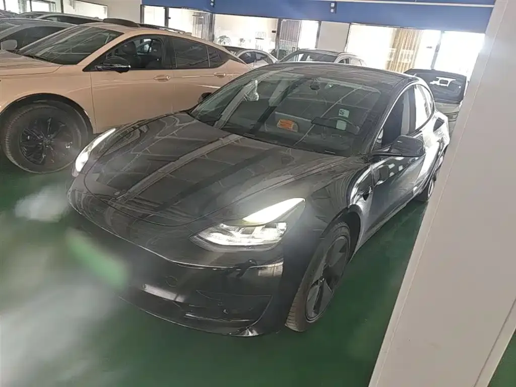 Tesla Model 3 — фото 1