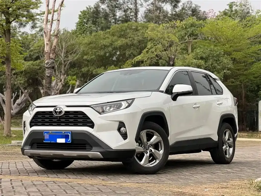 Toyota RAV4 — фото 1