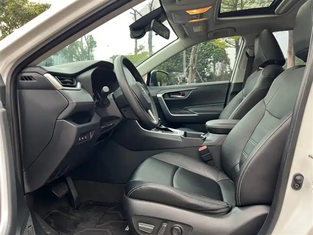 Toyota RAV4 — фото 3