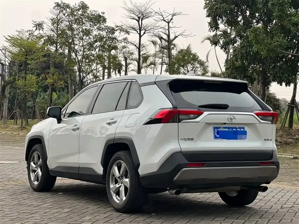 Toyota RAV4 — фото 8