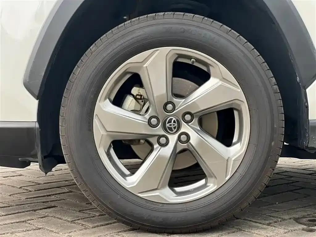 Toyota RAV4 — фото 6