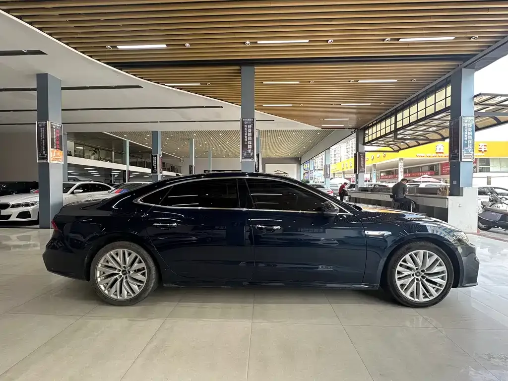 Audi A7L — фото 5