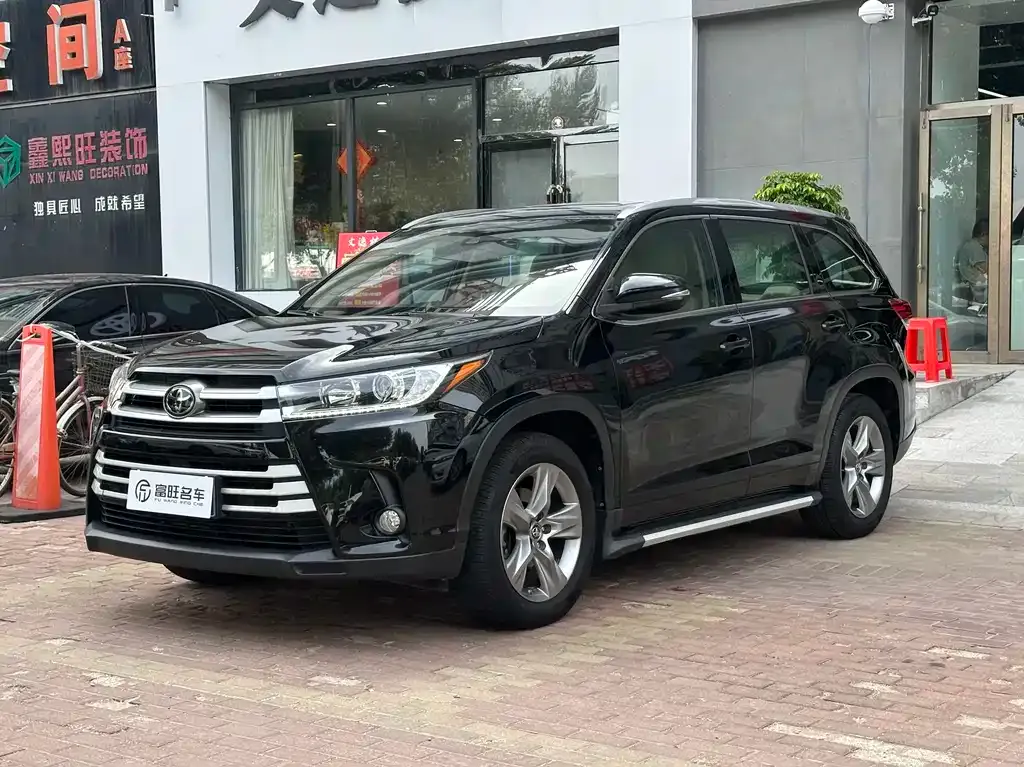 Toyota Highlander — фото 1