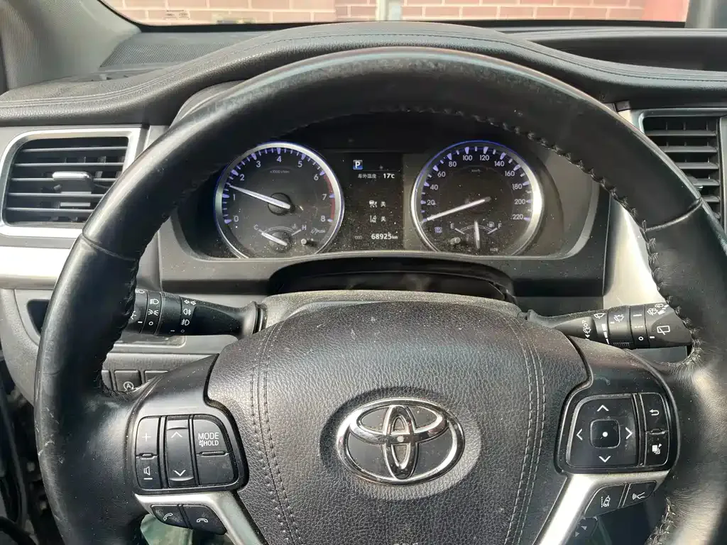 Toyota Highlander — фото 10