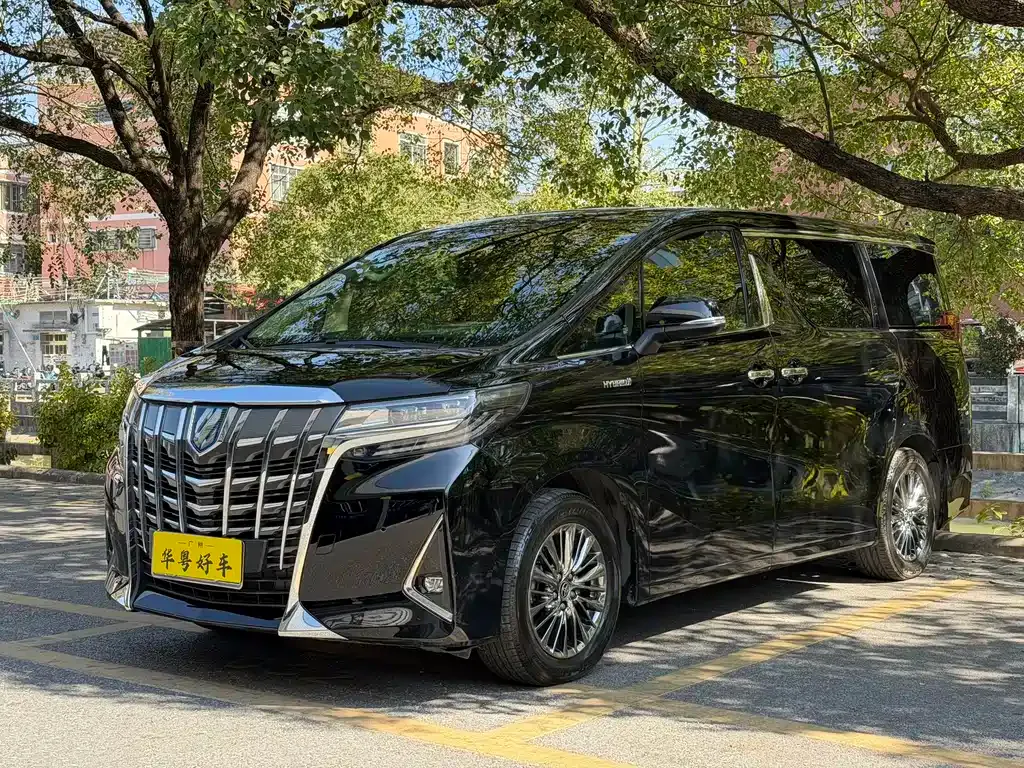 Toyota Alphard — фото 1