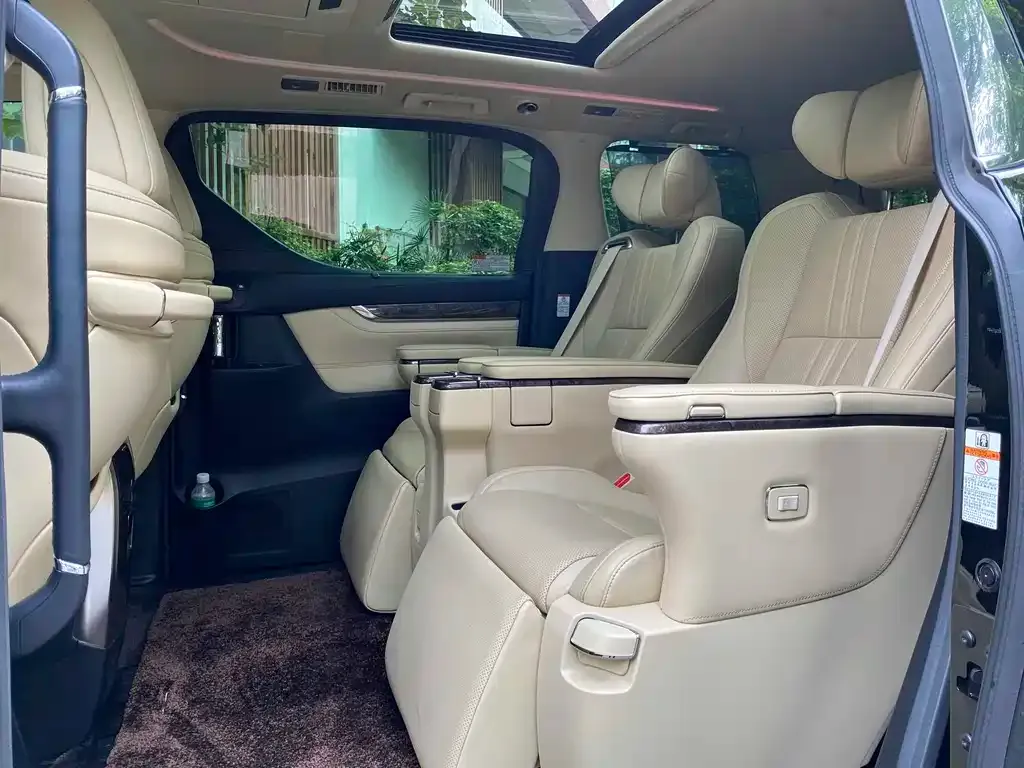 Toyota Alphard — фото 2