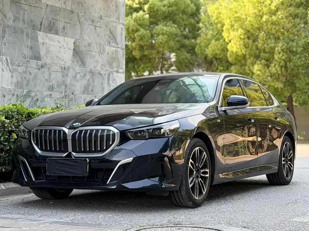 BMW 5 Series — фото 1