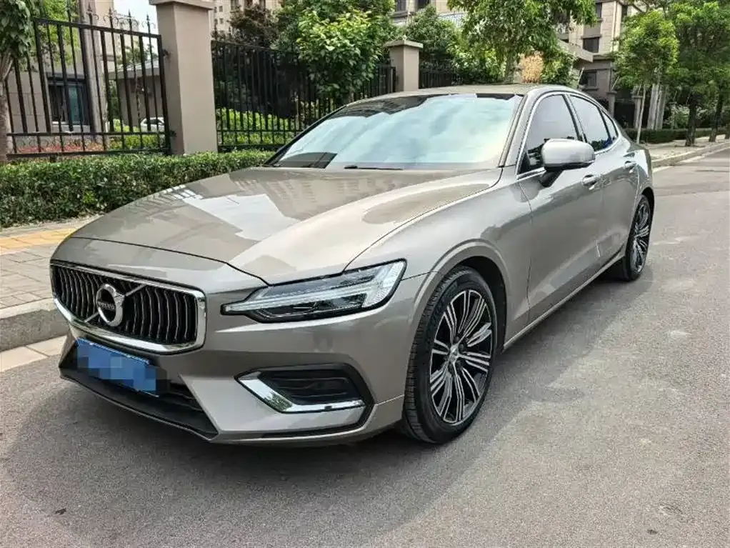 Volvo S60 — фото 1
