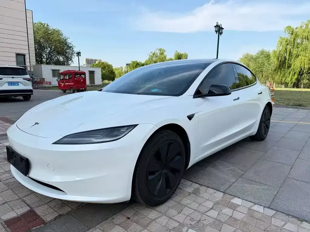 Tesla Model 3 — фото 1