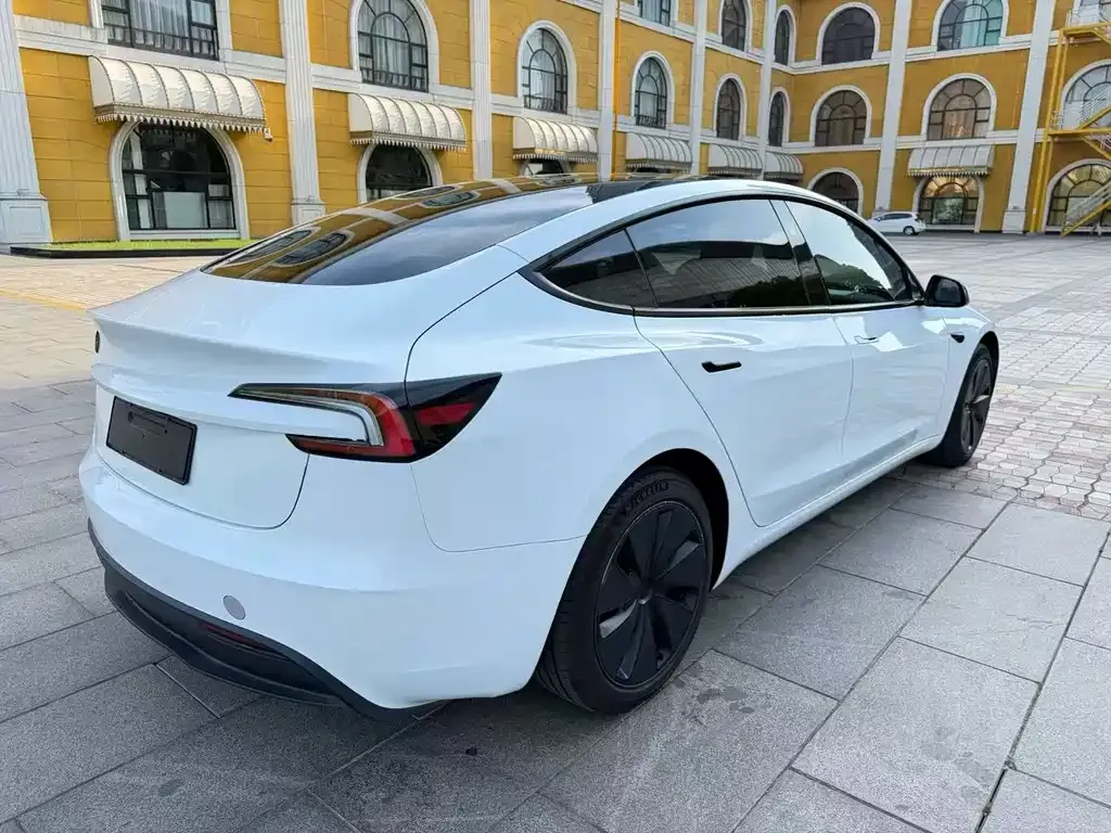 Tesla Model 3 — фото 4
