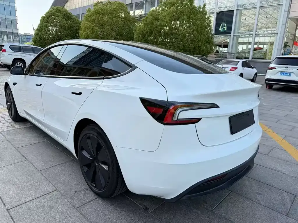 Tesla Model 3 — фото 8