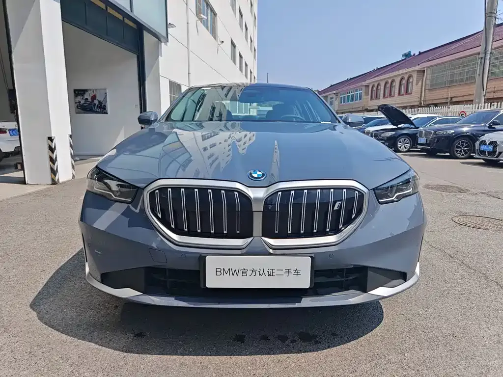 BMW i5