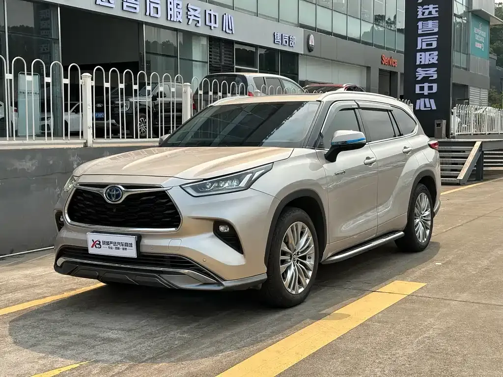 Toyota Highlander — фото 1