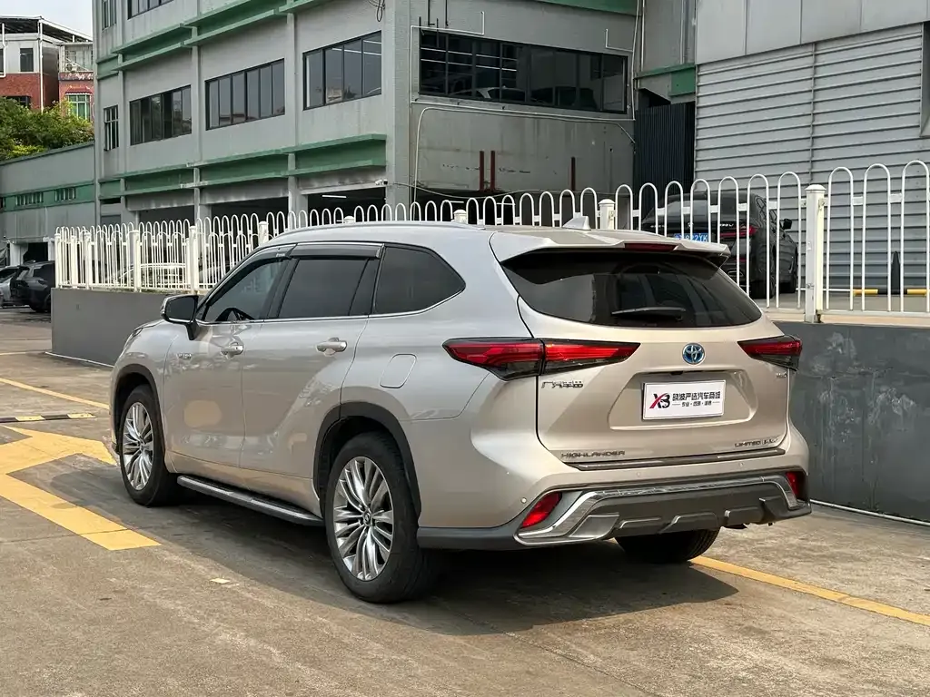Toyota Highlander — фото 10