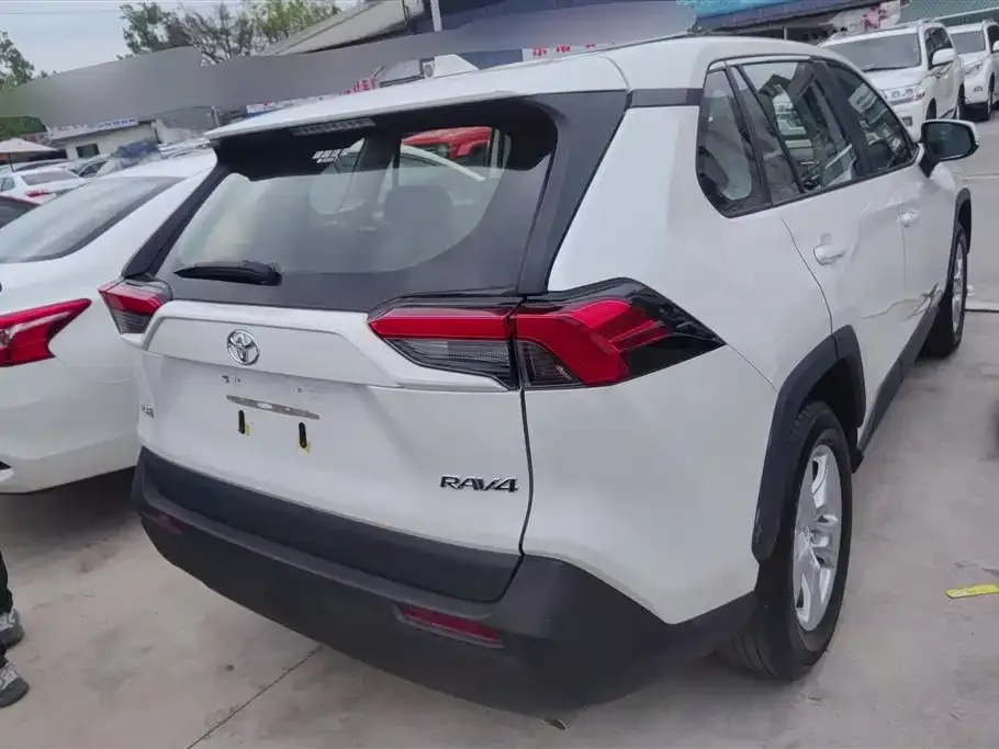 Toyota RAV4 — фото 5