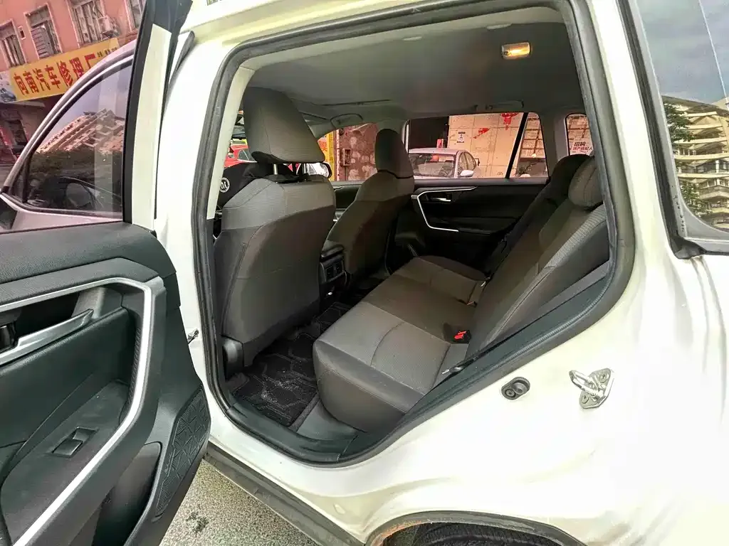 Toyota RAV4 — фото 10
