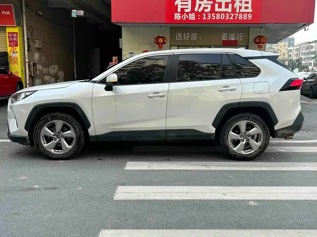 Toyota RAV4 — фото 7