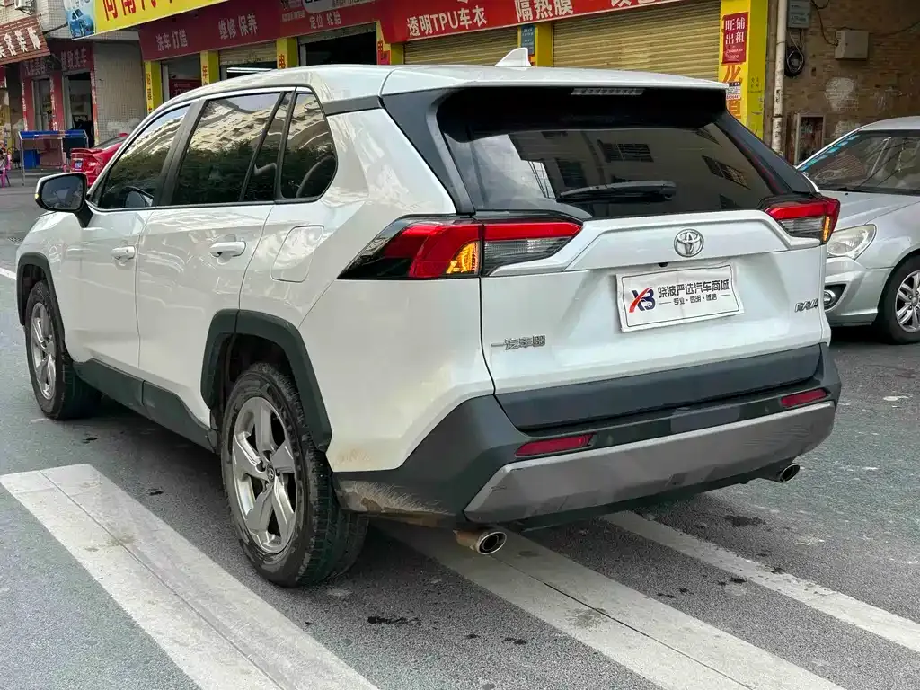 Toyota RAV4 — фото 8