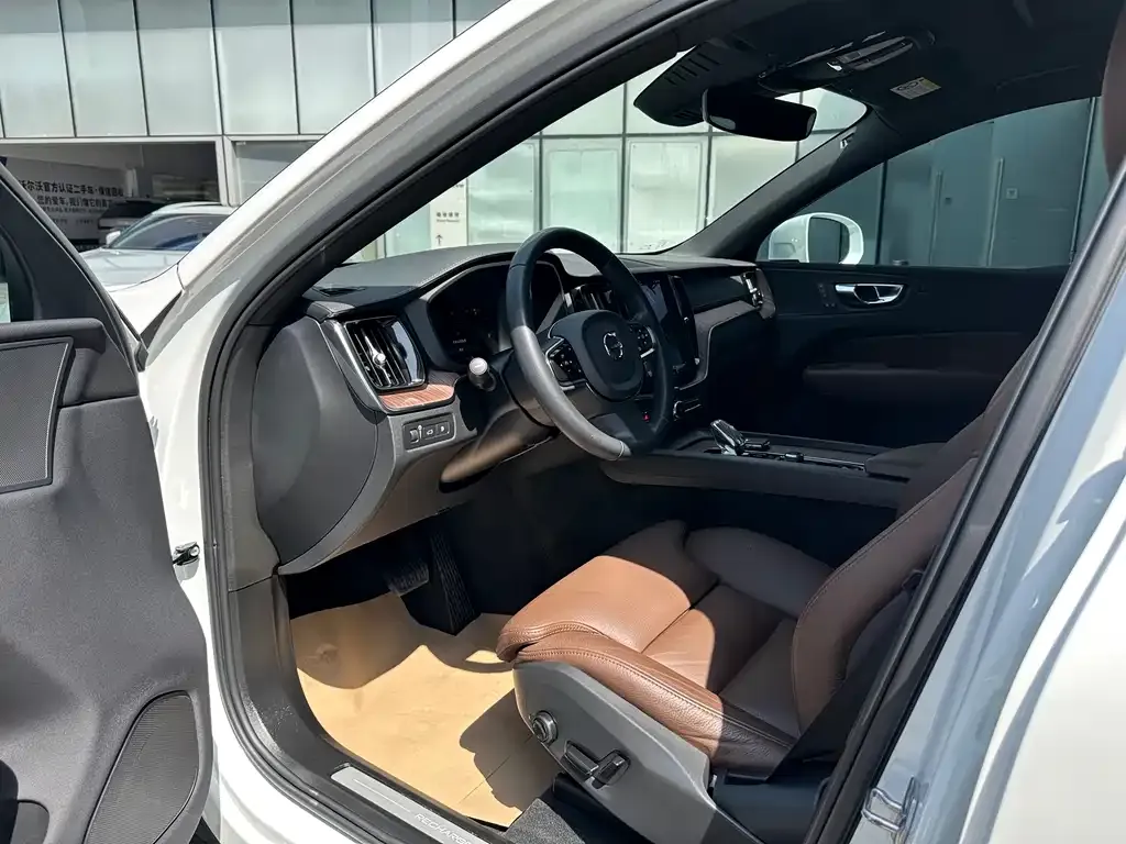 Volvo XC60 PHEV 2023 из CN, фото 2