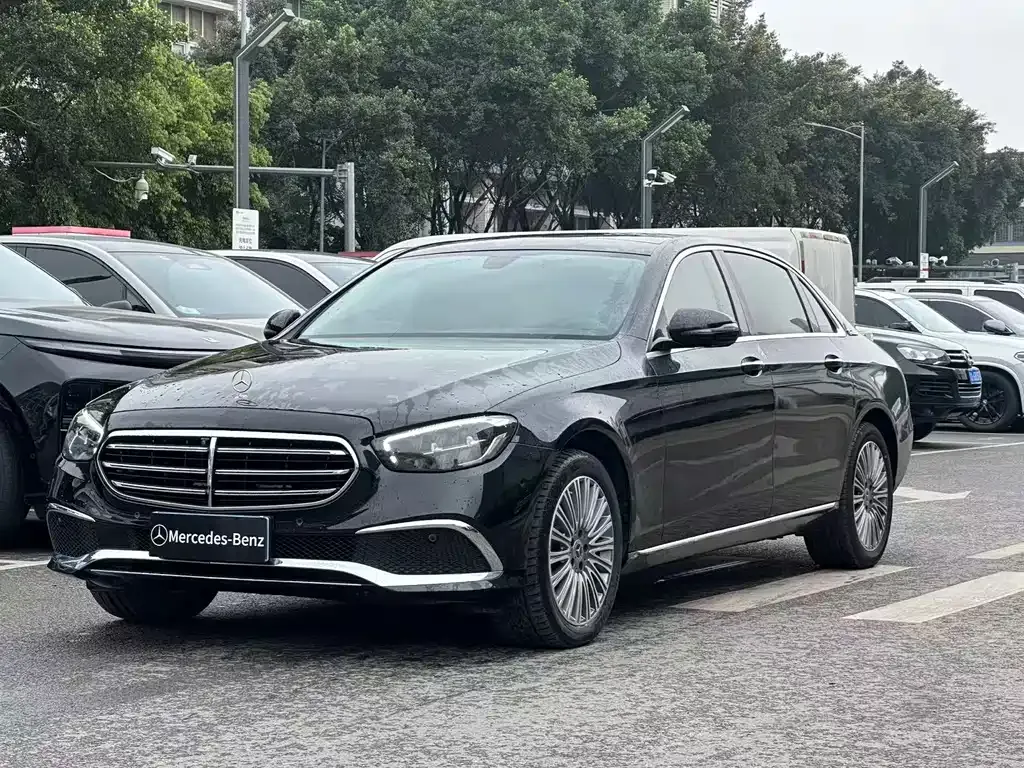 Mercedes-Benz E-Class — фото 1
