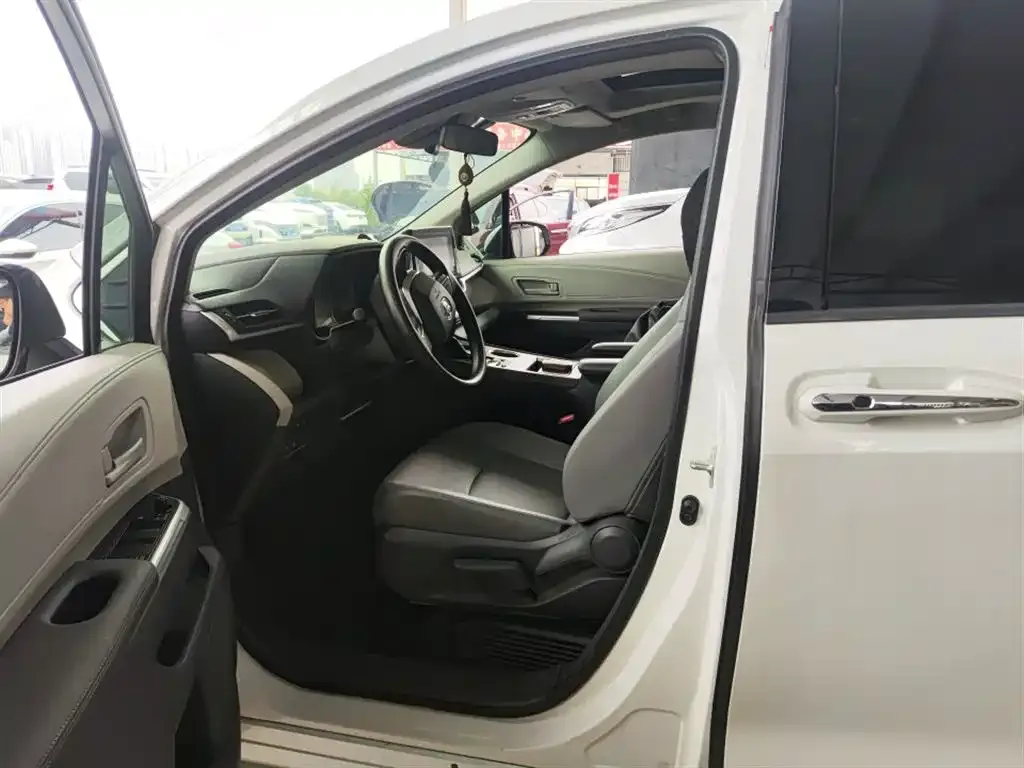 Toyota Granvia 2024 из CN, фото 2
