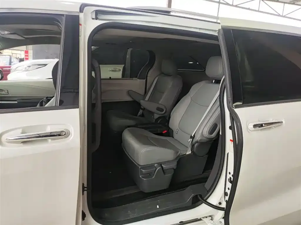Toyota Granvia 2024 из CN, фото 4