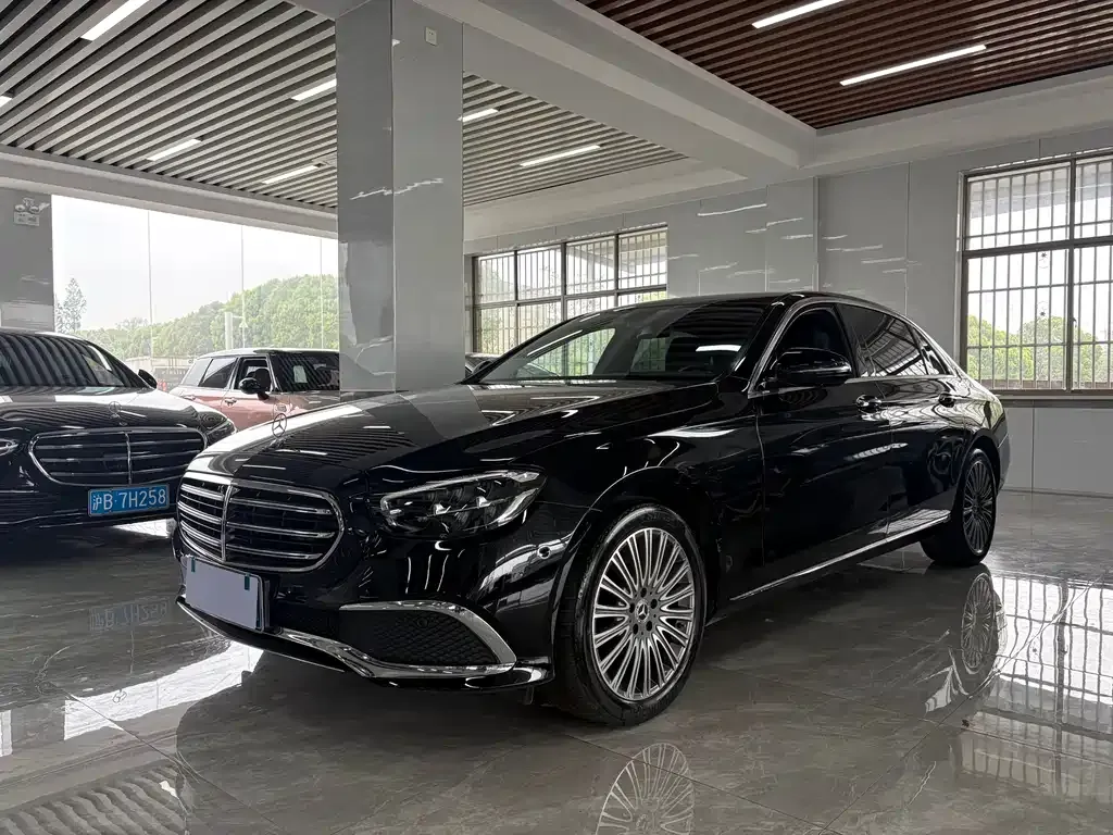 Mercedes-Benz E-Class — фото 1
