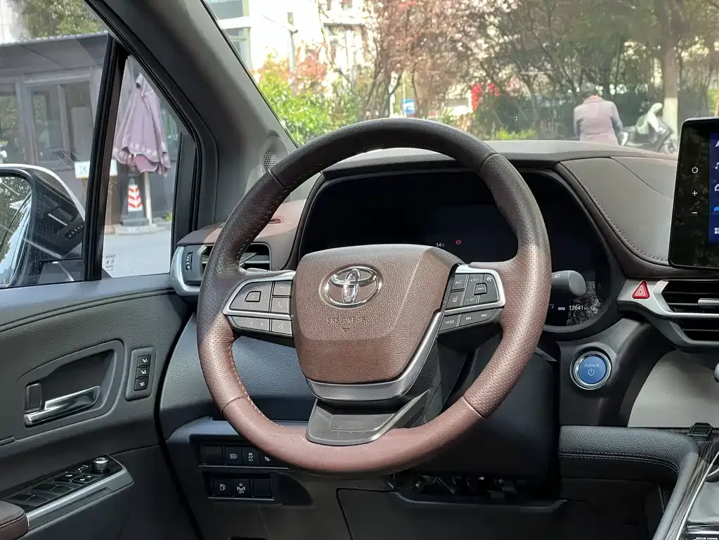 Toyota Granvia — фото 6