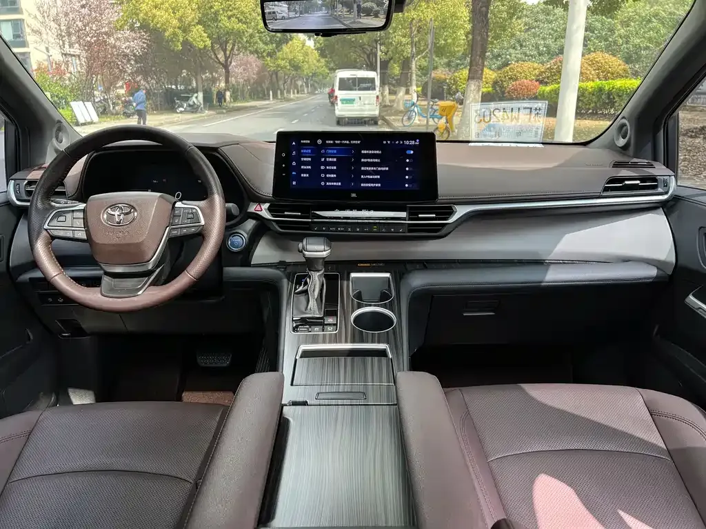 Toyota Granvia — фото 3