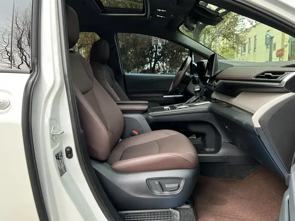 Toyota Granvia — фото 4