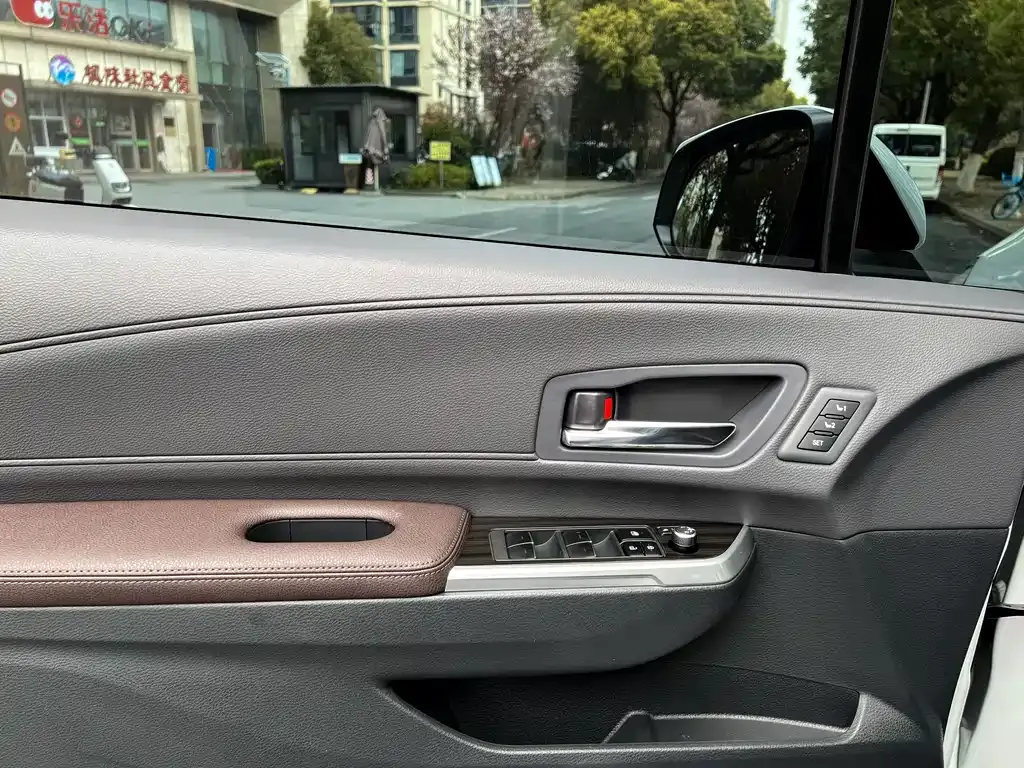 Toyota Granvia — фото 8
