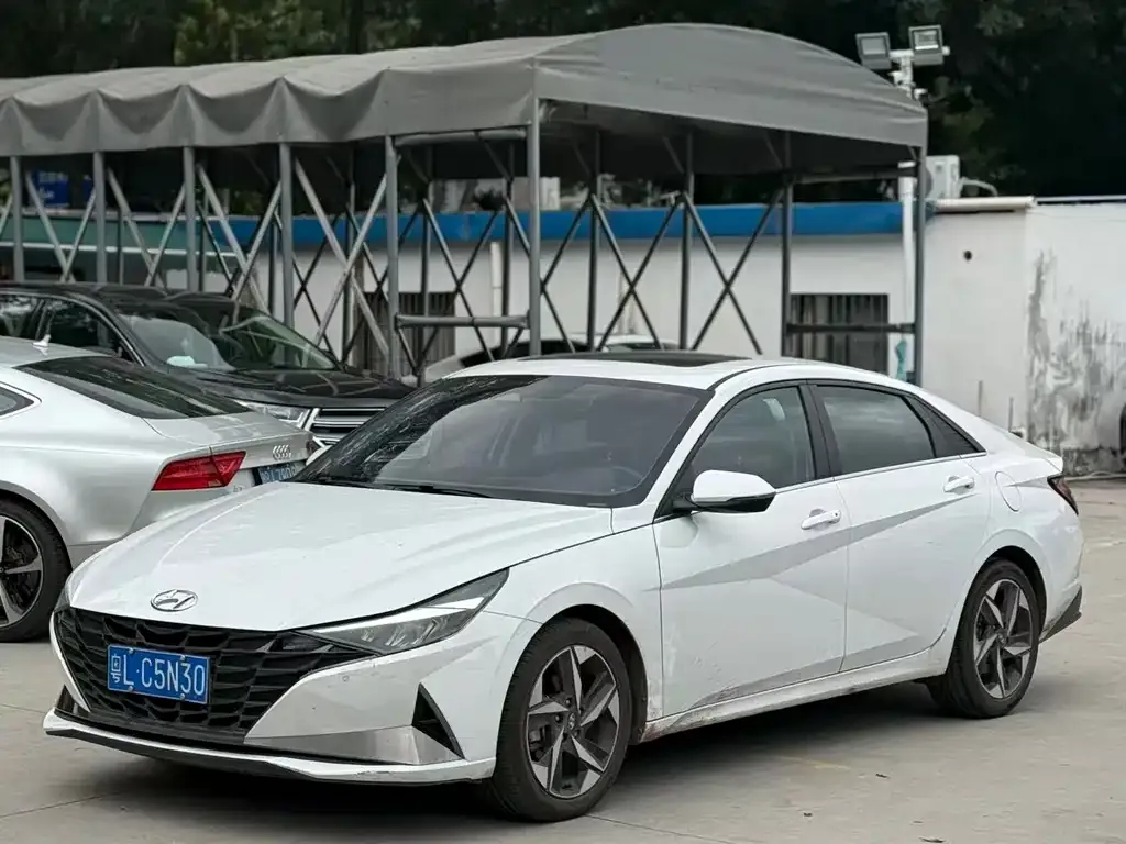 Hyundai Elantra — фото 1
