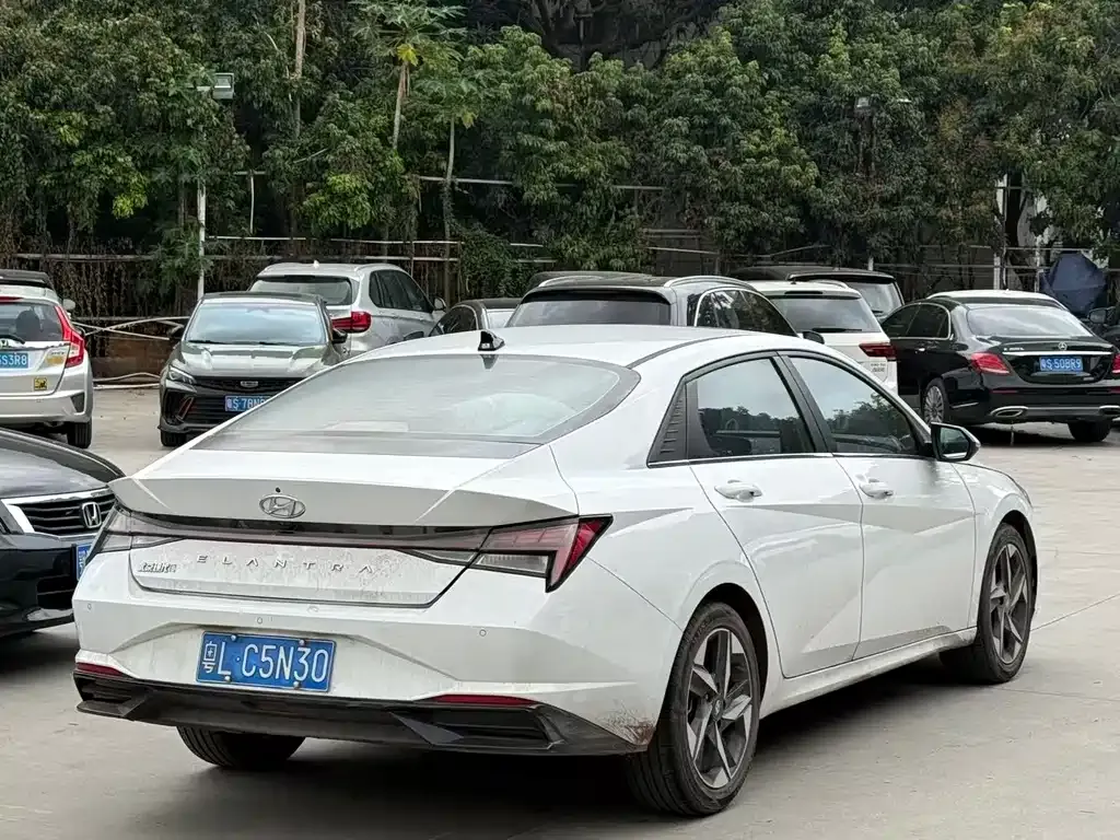 Hyundai Elantra — фото 6