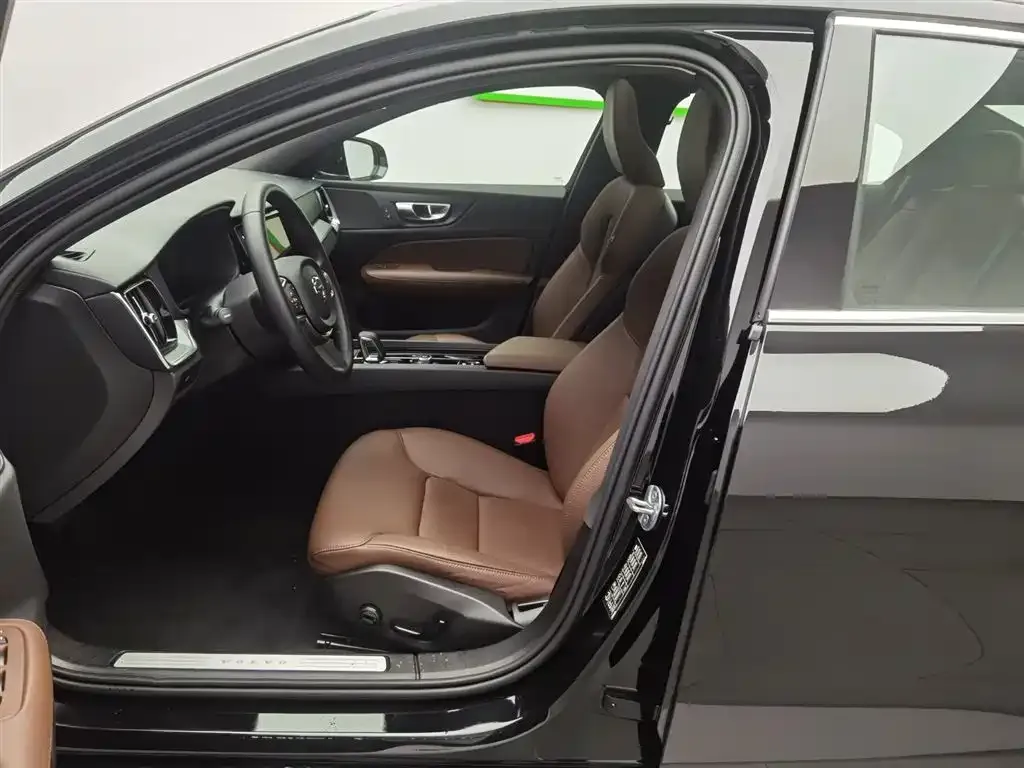 Volvo S60 2025 из CN, фото 8