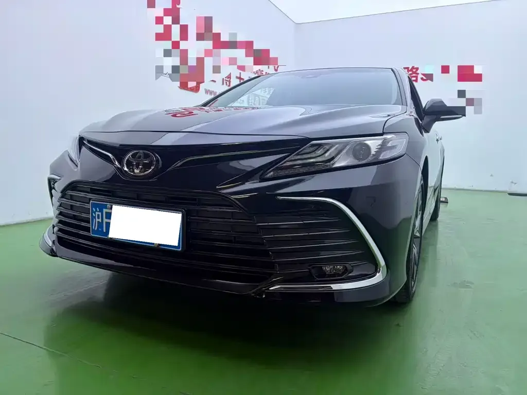 Toyota Camry — фото 1
