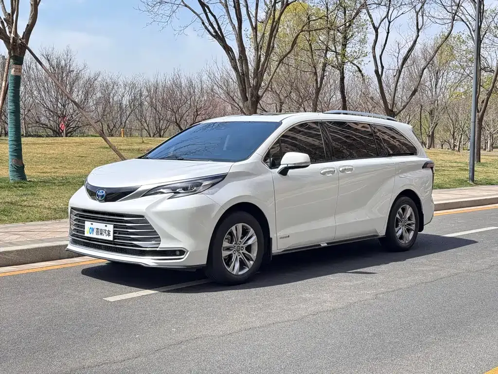 Toyota Sienna — фото 1