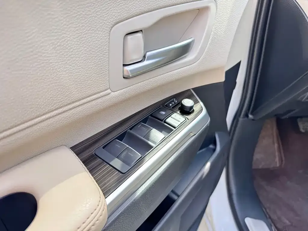 Toyota Sienna — фото 5