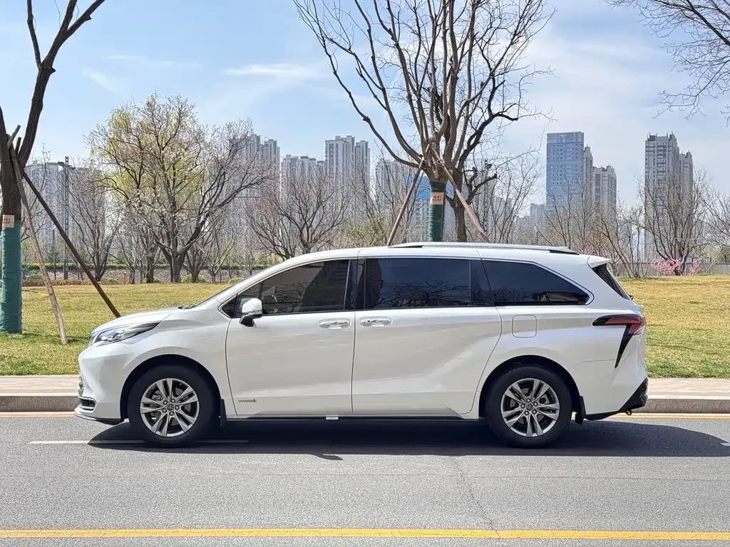 Toyota Sienna — фото 4