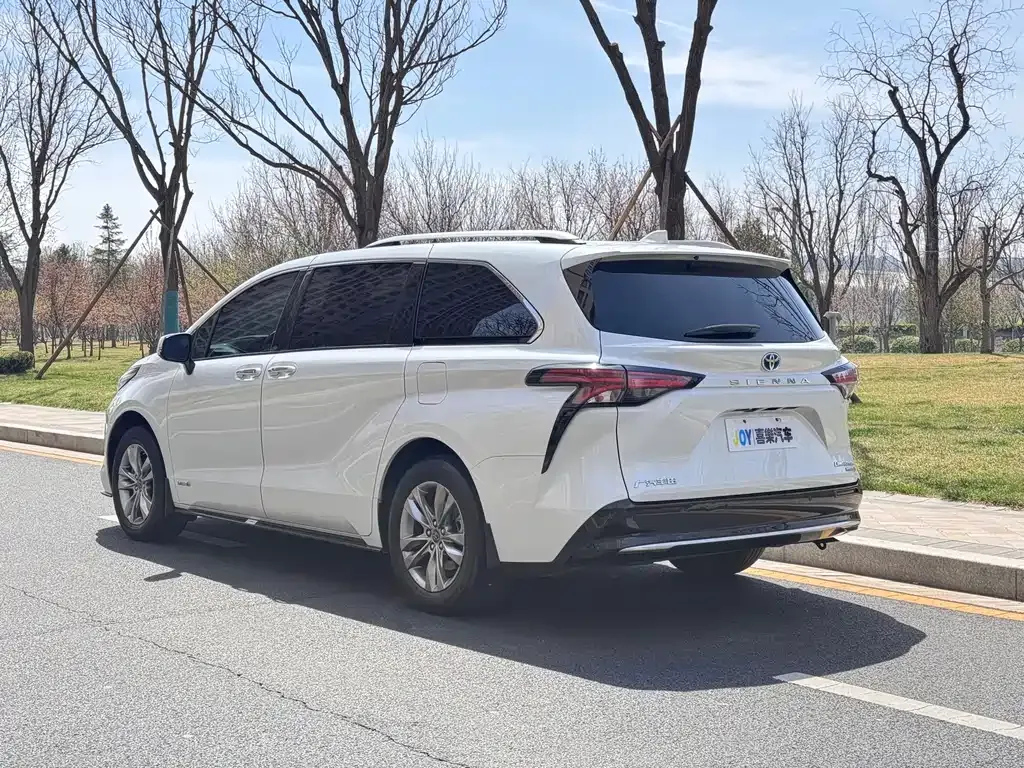 Toyota Sienna — фото 7