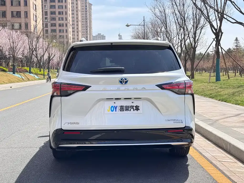 Toyota Sienna — фото 2