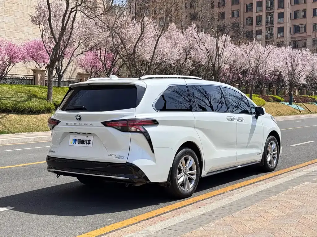 Toyota Sienna — фото 10
