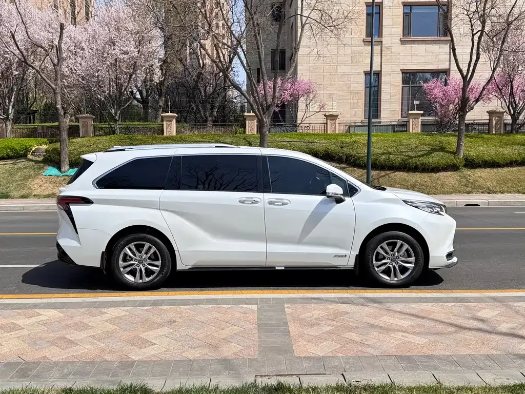 Toyota Sienna — фото 6