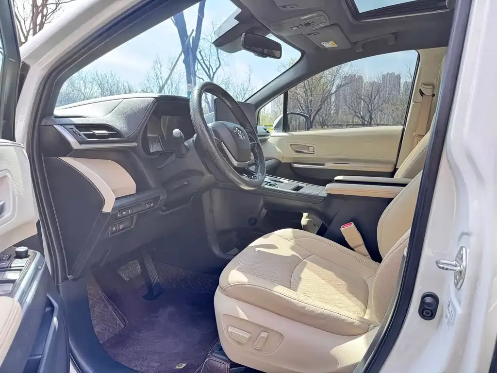 Toyota Sienna — фото 3