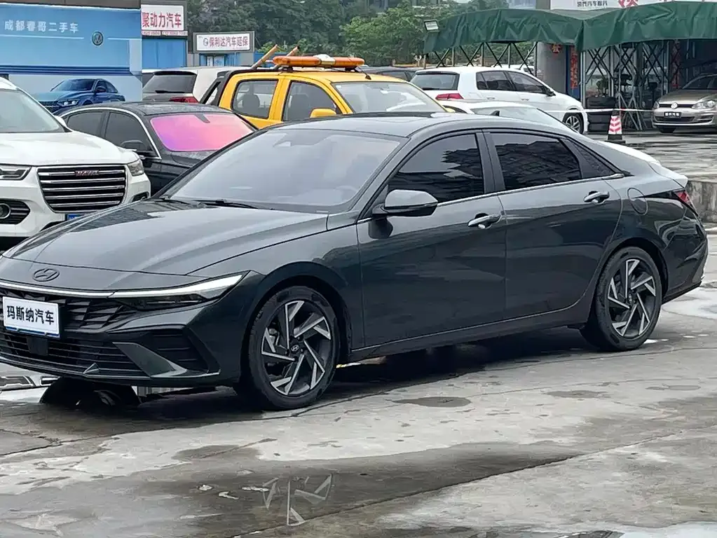 Hyundai Elantra — фото 1