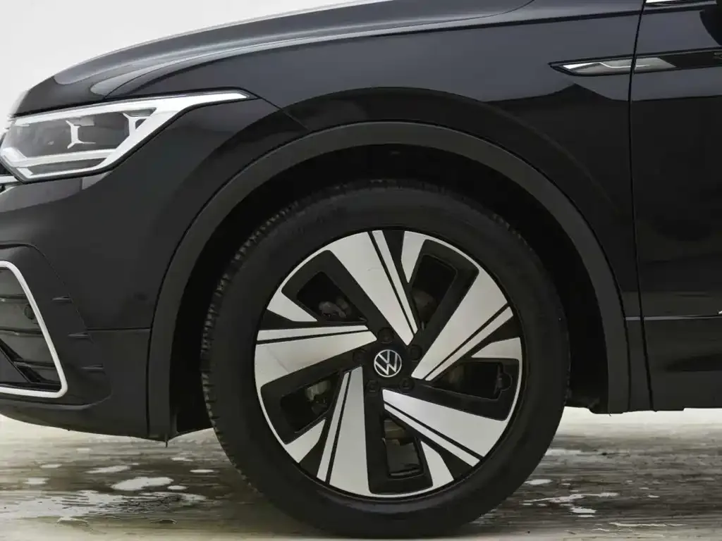 Volkswagen Tiguan L — фото 7